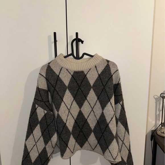 Subdued Sweaters - Elegant Argyle Knit Sweater in Gray and Cream